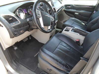 2015 Chrysler Town & Country, $5900. Photo 10
