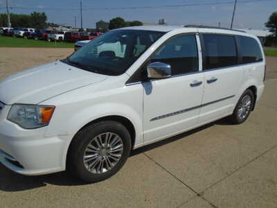 2014 Chrysler Town & Country, $3900. Photo 1