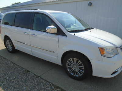 2014 Chrysler Town & Country, $3900. Photo 5