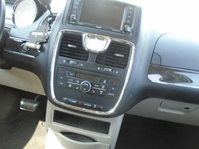 2014 Chrysler Town & Country, $3900. Photo 9