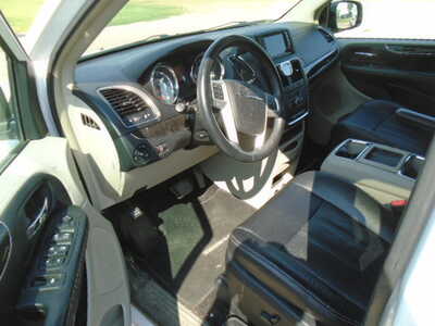2014 Chrysler Town & Country, $3900. Photo 10