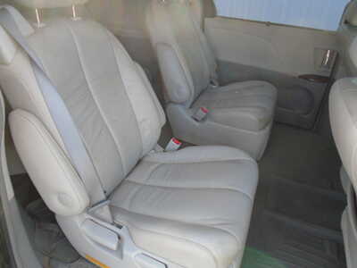 2013 Toyota Sienna, $5900. Photo 7