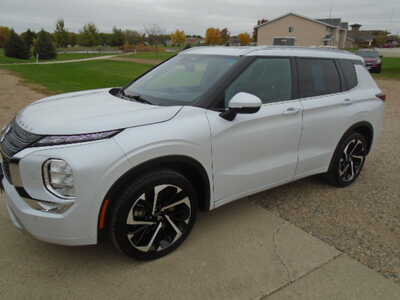 2022 Mitsubishi Outlander, $14900. Photo 1
