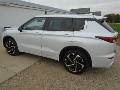 2022 Mitsubishi Outlander, $14900. Photo 2