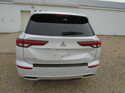 2022 Mitsubishi Outlander, $14900. Photo 3