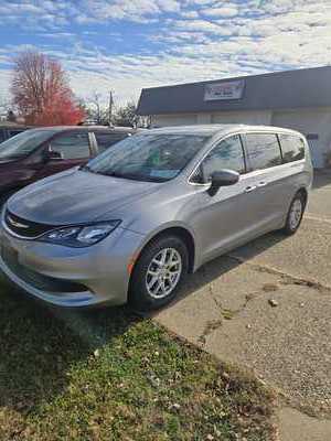 2017 Chrysler Pacifica, $8990. Photo 1