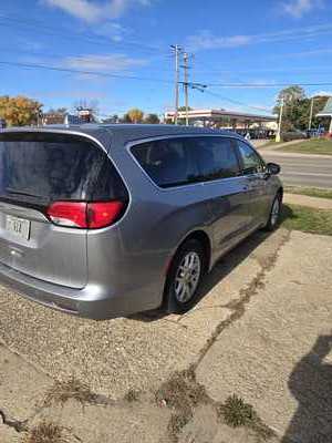 2017 Chrysler Pacifica, $8990. Photo 3