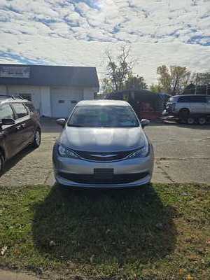 2017 Chrysler Pacifica, $8990. Photo 4