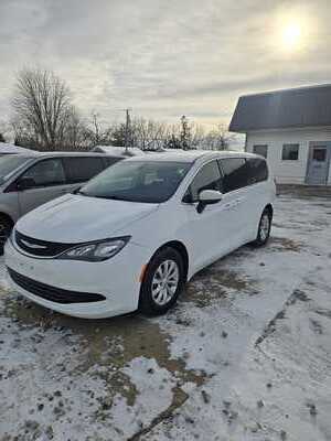 2017 Chrysler Pacifica, $9990. Photo 1