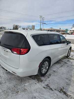 2017 Chrysler Pacifica, $9990. Photo 2