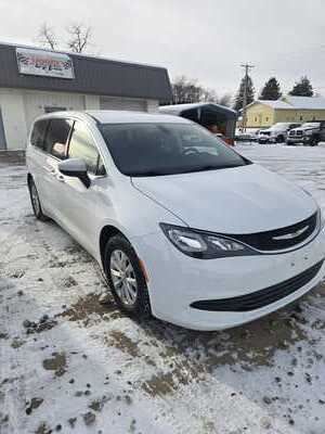 2017 Chrysler Pacifica, $9990. Photo 3