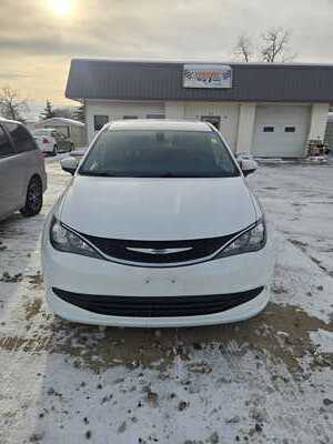 2017 Chrysler Pacifica, $9990. Photo 4