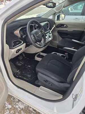 2017 Chrysler Pacifica, $9990. Photo 5