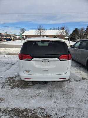 2017 Chrysler Pacifica, $9990. Photo 8