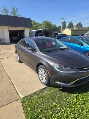 2015 Chrysler 200, $5990. Photo 3