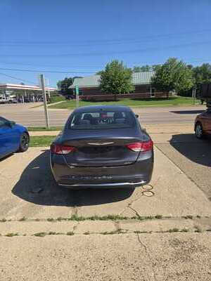 2015 Chrysler 200, $5990. Photo 5