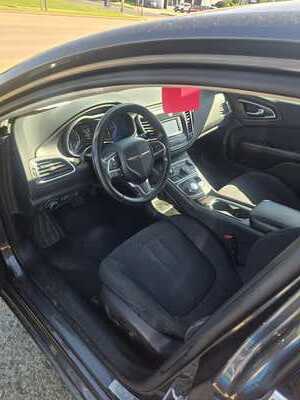 2015 Chrysler 200, $5990. Photo 7