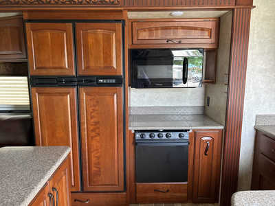 2014 Fifth Wheel Montanna, $27000. Photo 5