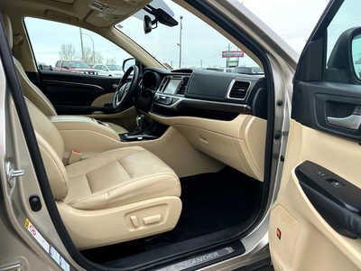 2015 Toyota Highlander, $15900. Photo 12