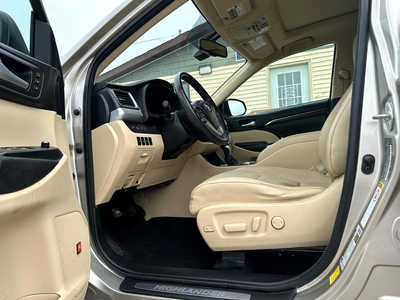 2015 Toyota Highlander, $15900. Photo 7