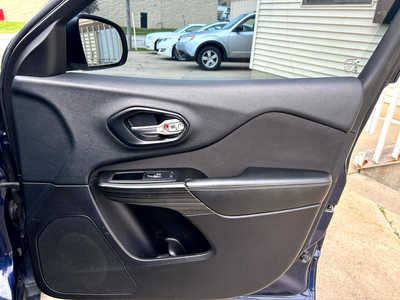 2014 Jeep Cherokee, $7900. Photo 9
