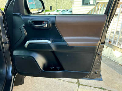 2016 Toyota Tacoma, $23900. Photo 9