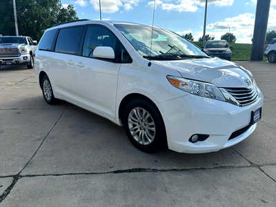 2013 Toyota Sienna, $0. Photo 5