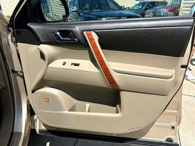2010 Toyota Highlander, $13900. Photo 9