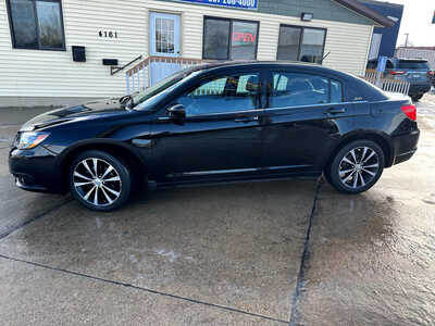 2011 Chrysler 200, $7900. Photo 2