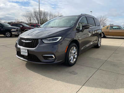 2021 Chrysler Pacifica, $26978. Photo 2