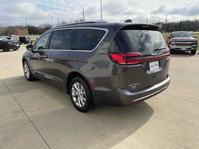 2021 Chrysler Pacifica, $26978. Photo 3