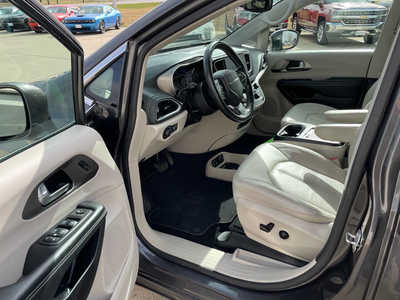 2021 Chrysler Pacifica, $26978. Photo 5