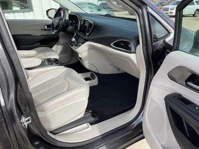 2021 Chrysler Pacifica, $26978. Photo 12