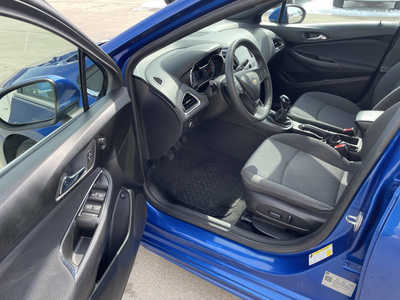 2018 Chevrolet Cruze, $8982. Photo 5