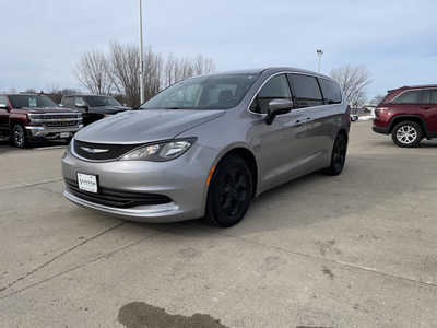 2017 Chrysler Pacifica, $9658. Photo 2