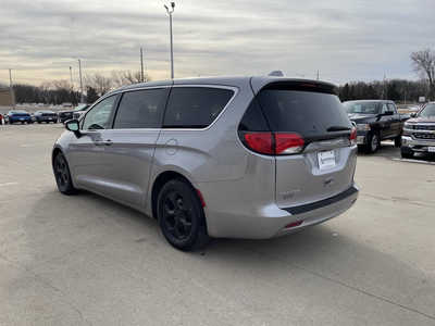 2017 Chrysler Pacifica, $9658. Photo 3
