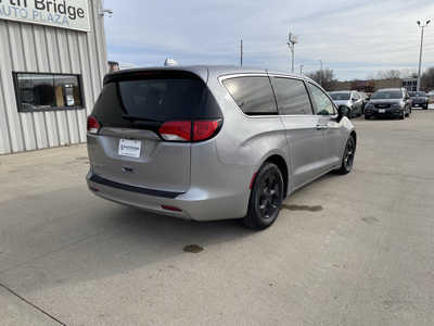 2017 Chrysler Pacifica, $9658. Photo 4