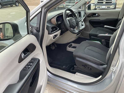 2017 Chrysler Pacifica, $9658. Photo 5