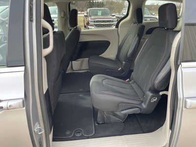 2017 Chrysler Pacifica, $9658. Photo 6