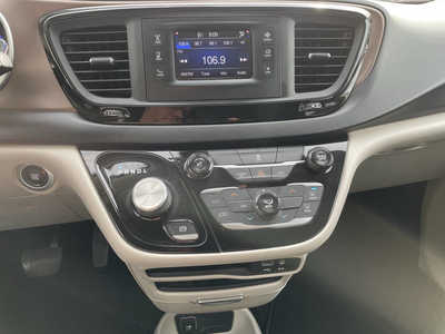 2017 Chrysler Pacifica, $9658. Photo 9