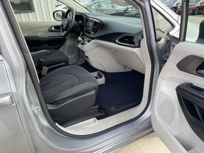 2017 Chrysler Pacifica, $9658. Photo 12