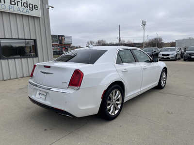 2015 Chrysler 300, $11991. Photo 4