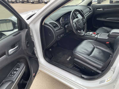 2015 Chrysler 300, $11991. Photo 5