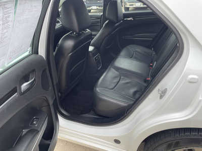 2015 Chrysler 300, $11991. Photo 6