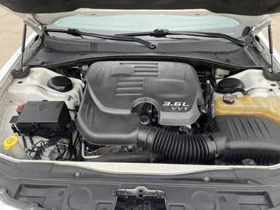 2015 Chrysler 300, $11991. Photo 9