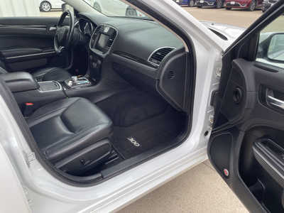 2015 Chrysler 300, $11991. Photo 11