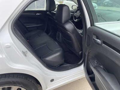 2015 Chrysler 300, $11991. Photo 12