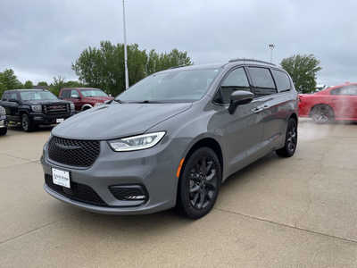 2023 Chrysler Pacifica, $24986. Photo 2