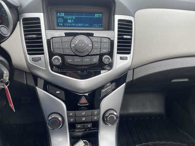 2015 Chevrolet Cruze, $7987. Photo 8