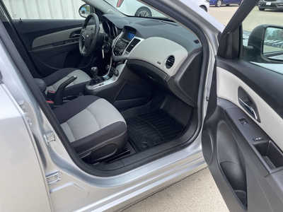 2015 Chevrolet Cruze, $7987. Photo 11